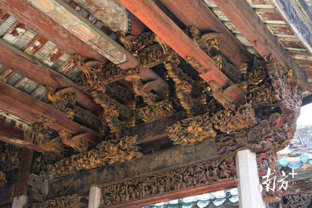 被誉为“潮州木雕第一绝”的己略黄公祠，建于光绪十三年（1887），更是集多种雕刻手法之大成。