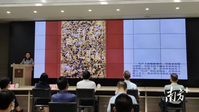 韩山师范学院美术学院副院长杜延带来主题讲座《精致潮州——解读潮州木雕之美》。