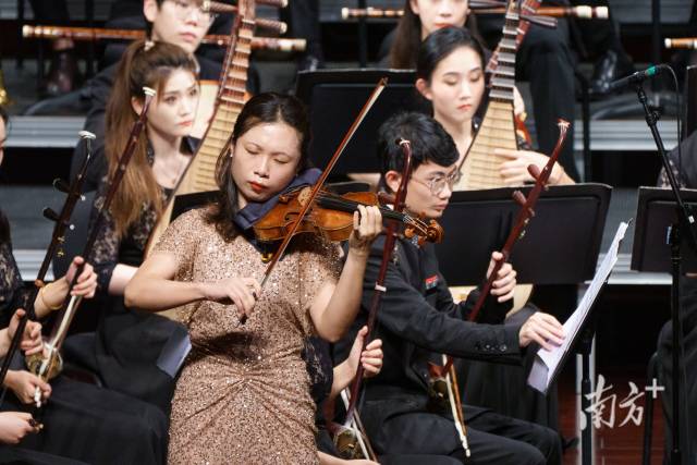 11月8日晚何占豪经典作品音乐会，澳门乐团的乐手与珠海民族管弦乐团“中西合璧”演绎经典民乐作品。 受访者供图。