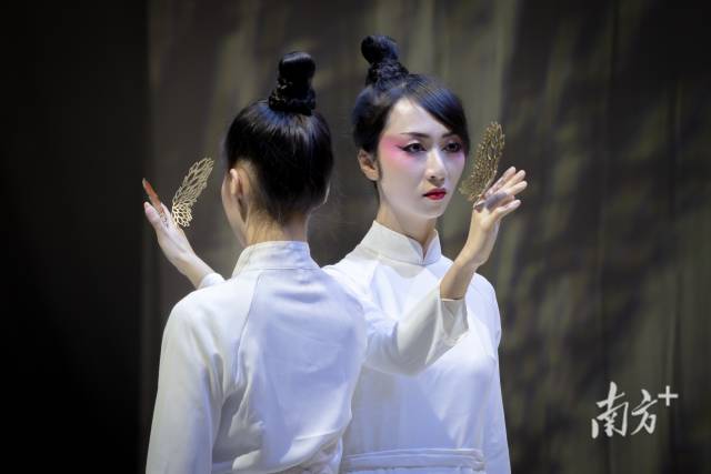 11月7日，澳门霜冰雪话剧团的舞台剧《蝶恋·梁祝》，为珠海艺术节带来一抹先锋色彩。 受访者供图