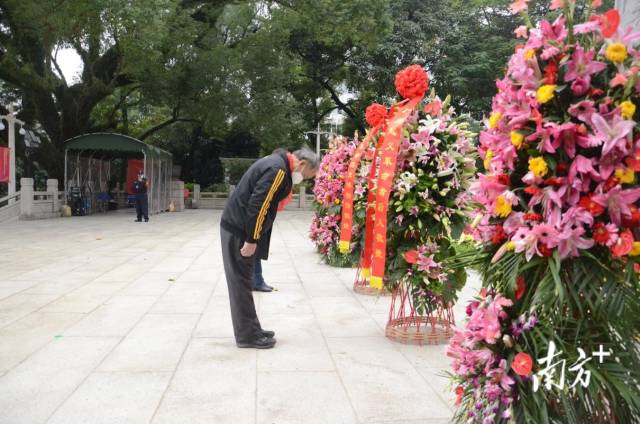 广东革命历史博物馆工作人员与广州起义革命者后人一起在广州起义烈士纪念碑前举行祭奠仪式，向革命先辈敬献花篮，鞠躬默哀。