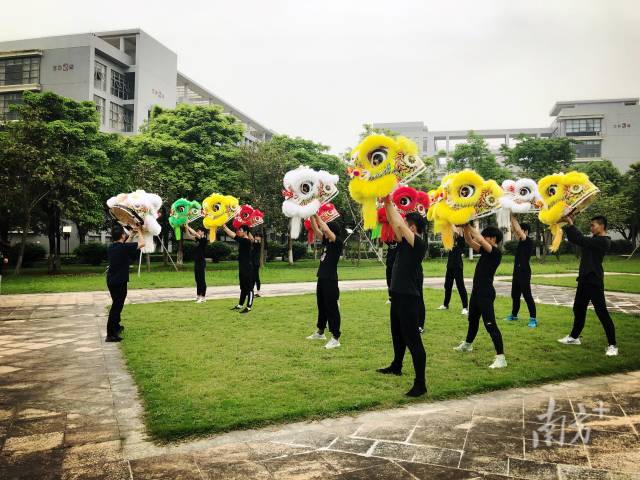 赵伟斌为华南师范大学音乐学院硕士研究生培训狮艺。