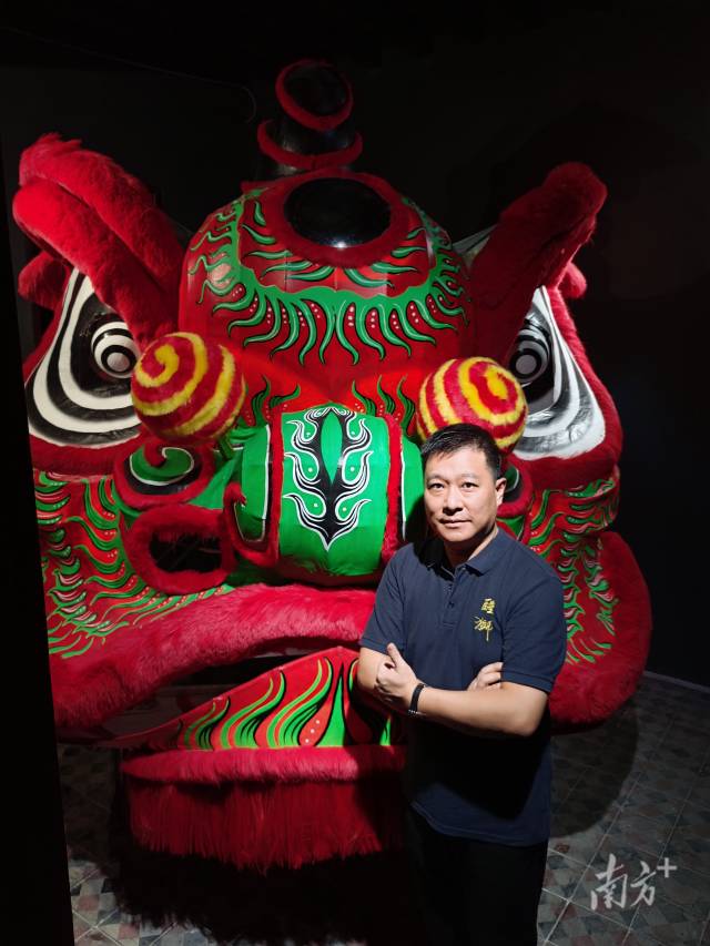 赵伟斌应中央美院邀请，为UCCALab非遗华南首展现场制作大型狮头。