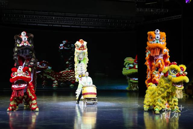 赵伟斌在上海儿童艺术剧场演出担任鼓师角色。
