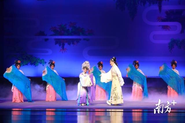 粤剧名家在粤港澳大湾区（深圳）粤剧周上演出。