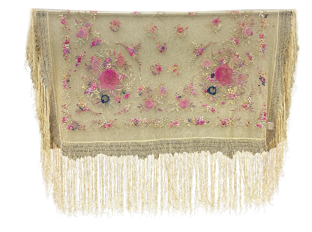 淡黄网地彩绣花卉纹披肩 清代（约1840年）