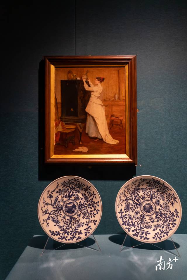 威廉·奎勒·奥查森的油画《中式立柜》。