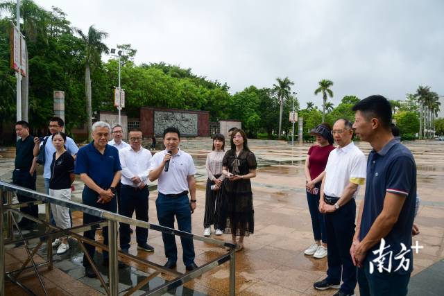 考察团深入基层了解社情民意  南方+记者彭深 摄 