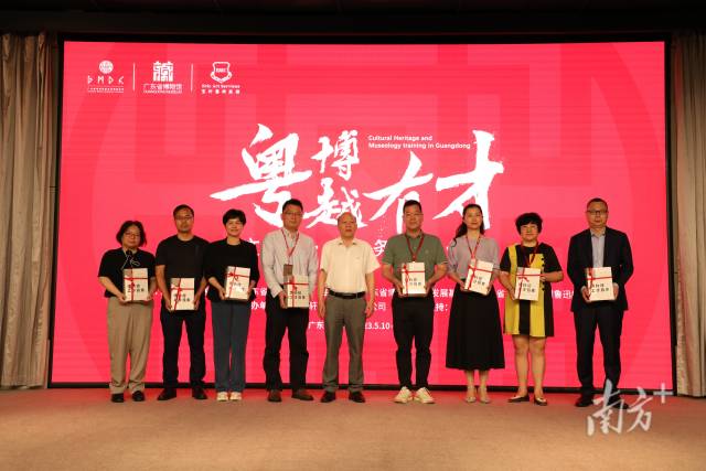 广东省文化和旅游厅党组成员、副厅长、省文物局局长龙家有向全省学员代表赠书。