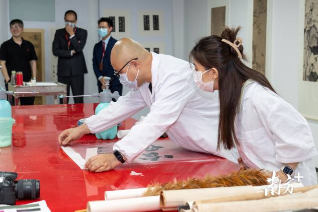 广东省博物馆文物保护科技中心研究馆员、书画修复专家李涛正在指导学生。