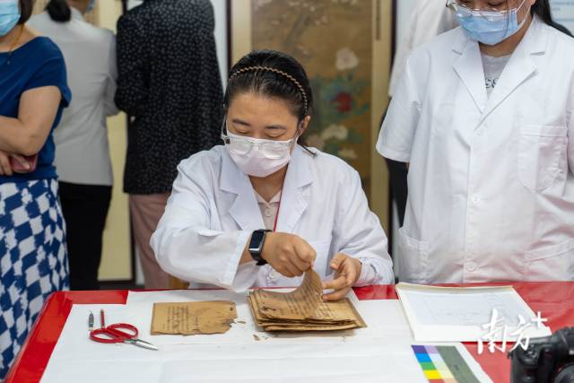 广东省博物馆书画修复师毕佳正在进行古籍修复。