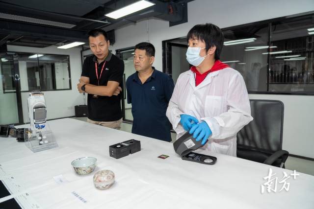 广东省博物馆无机组修复师、副研究员刘晓清展示文物保护修复补配色方法。