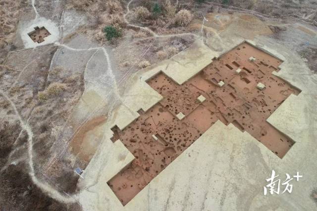 英德岩山寨遗址入选“考古中国”重大项目。 