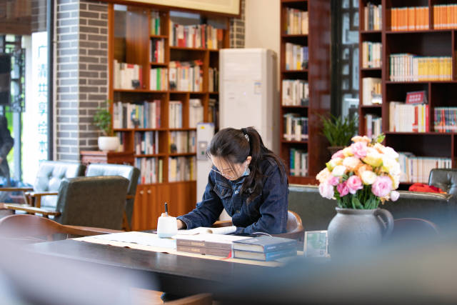 在清远市江心岛书院看书的读者。受访者供图