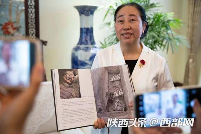 秦始皇帝陵博物院副院长田静为记者们讲解兵马俑保护工作。