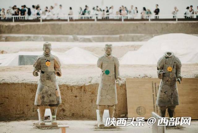 修复中的兵马俑。