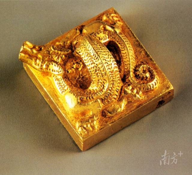 △“文帝行玺”金印，是我国目前考古发现最大的一枚西汉金印