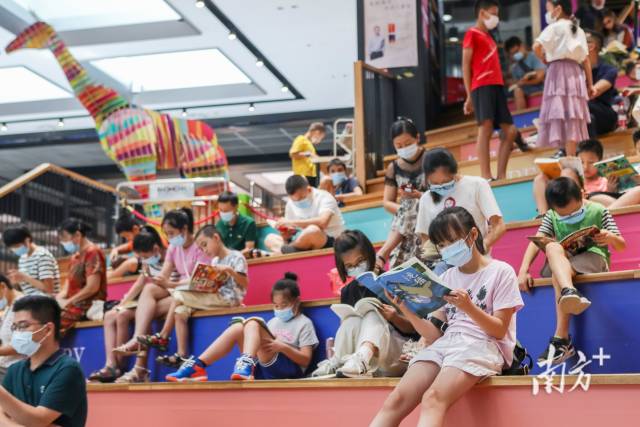 深圳书城龙岗城，市民享受阅读时光。  南方+ 朱洪波 拍摄