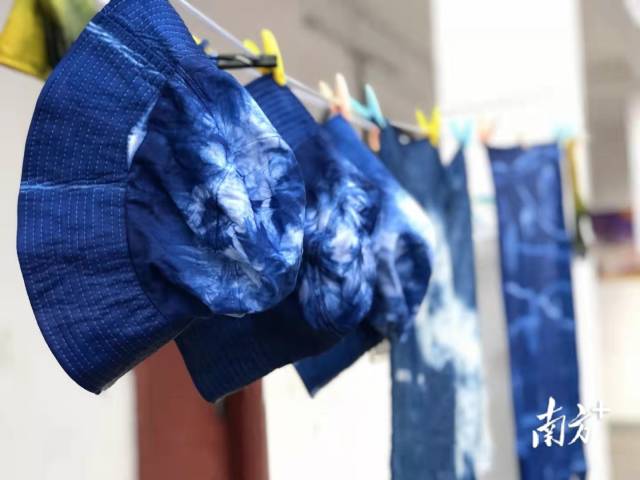蓝染上色的布艺产品。  李海燕 供图