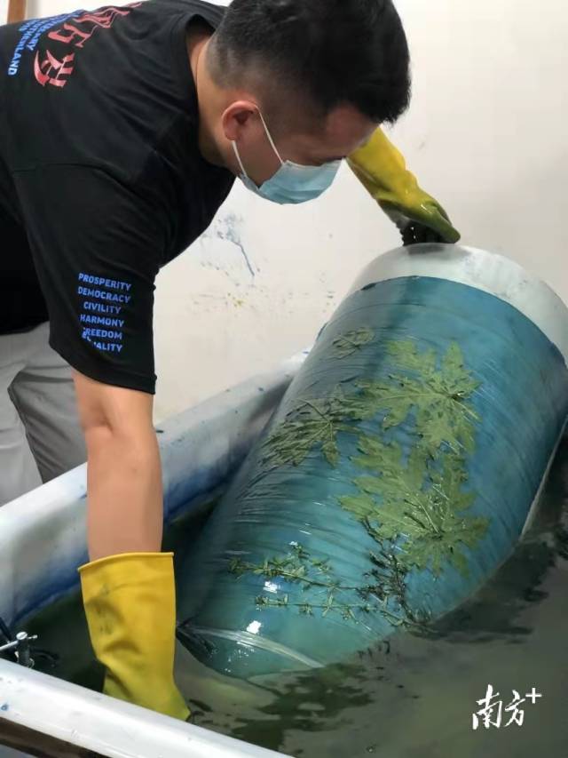 手艺人在制作大型蓝染工艺品。  李海燕 供图