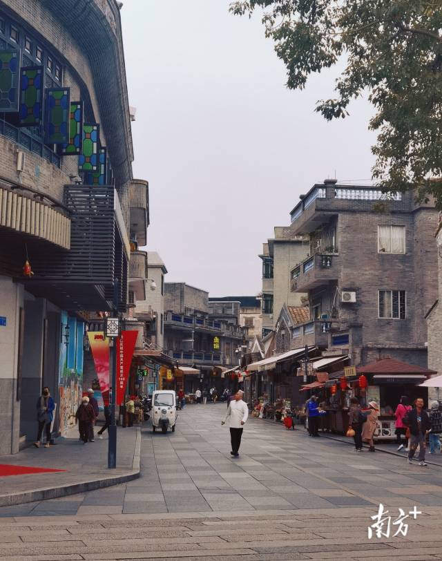 方锦龙在广州番禺沙湾古镇街头。