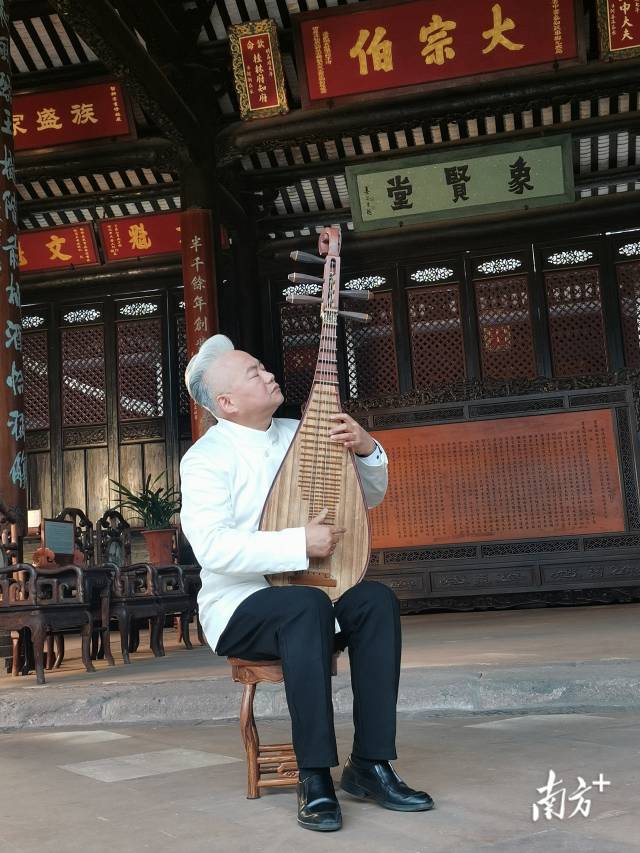 方锦龙在广州番禺沙湾古镇留耕堂内演奏。