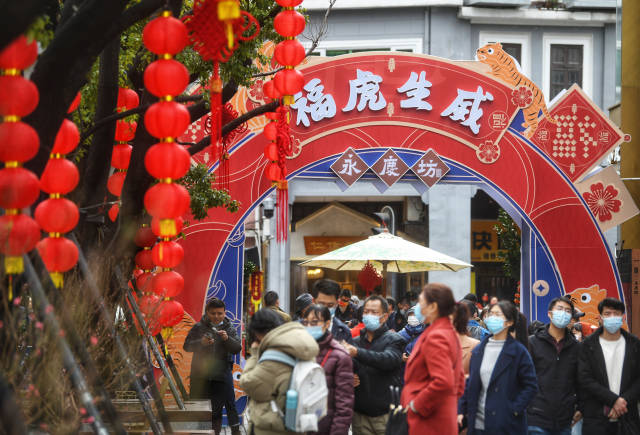 春节期间，广州荔湾区永庆坊张灯结彩，节日气氛浓烈，许多市民游客前来逛集市。