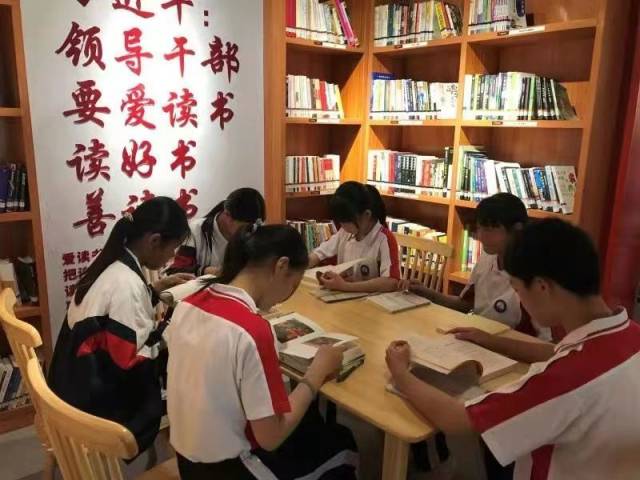 风度书房成为学生分享学习和阅读的圣地。