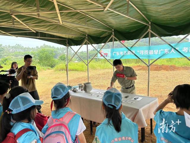 岩山寨遗址现场，刘锁强开讲。