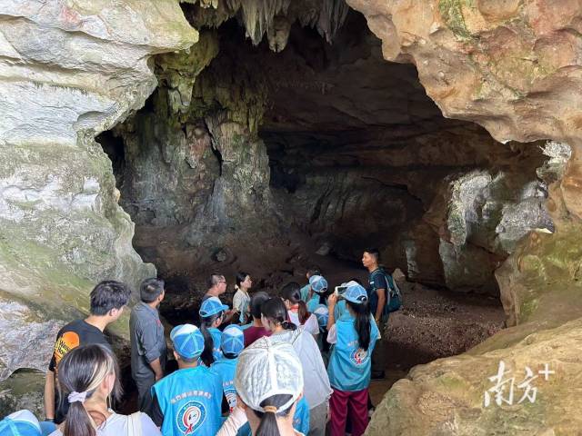 小小考古队员探秘青塘遗址黄门岩2号洞。