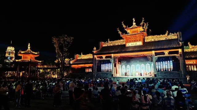 7月4日晚，新编粤剧《碉楼》巡演在开平赤坎华侨古镇上演。受访者供图