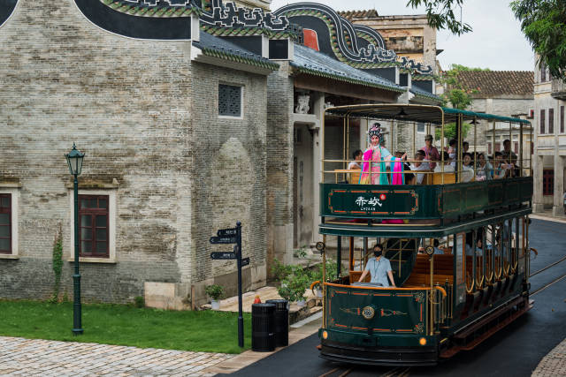 7月4日至7日，开平赤坎古镇的游客乘坐双层巴士巡游，欣赏粤剧花旦的歌喉与身姿。  受访者供图
