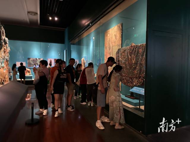 “观妙入真：永乐宫艺术展”吸引了大量游客。