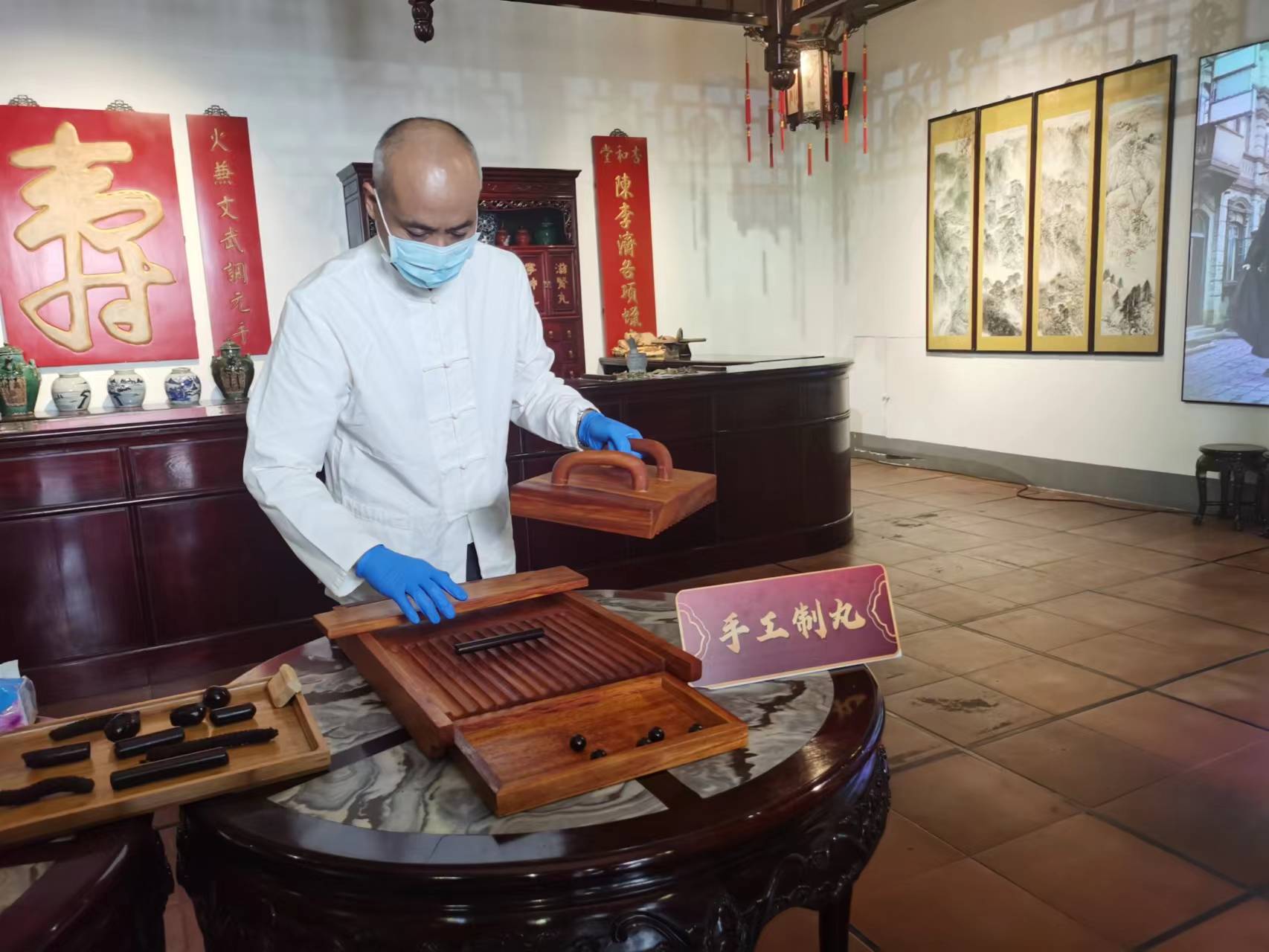 陈李济中药博物馆专业人员制作手工蜡丸。