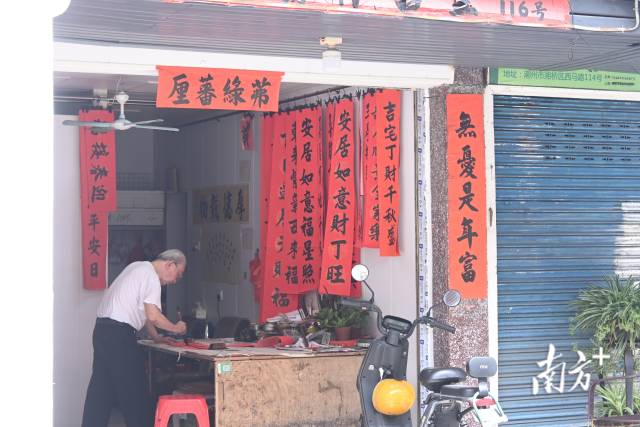 行走在潮州古城街头，随处可见居民在商铺内悠然生活。陈锦煌 摄