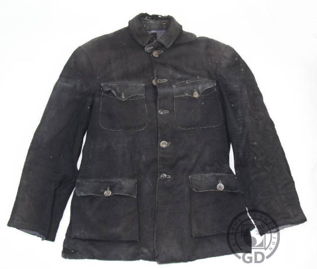 1938年至1946年期间，叶挺穿用的藏青中山装上衣。图源：叶挺纪念馆