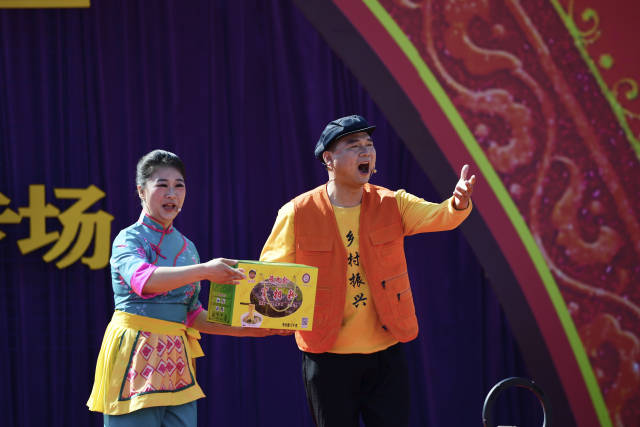 “村晚”舞台上，“宰相粉”等当地非遗元素贯穿全场。
