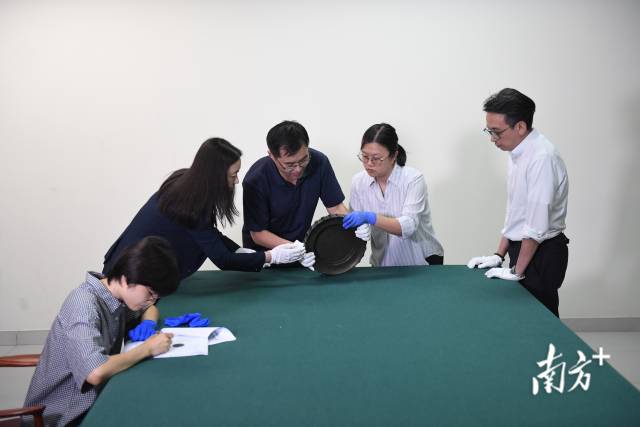 展品“黄炎培为纪念‘一二八’题字铁盘”点交现场。