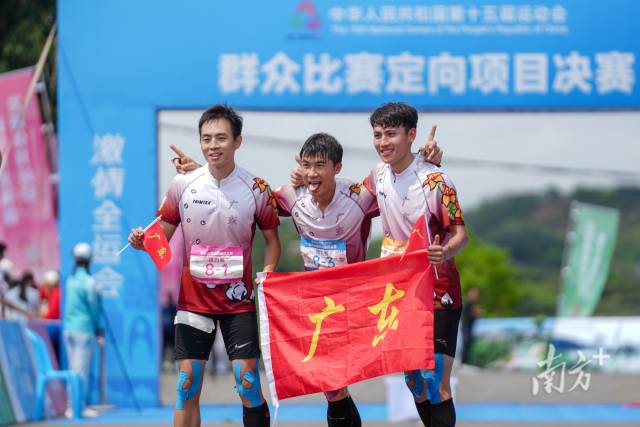 广东队选手李卓业（中）、唐建达（左）、唐潇