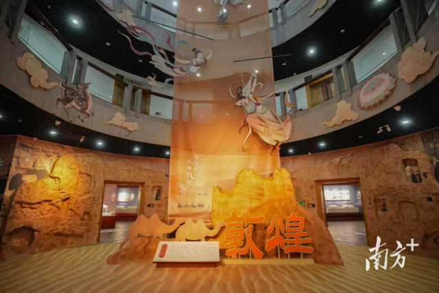 石龙博物馆一楼中庭变身敦煌文化场域。