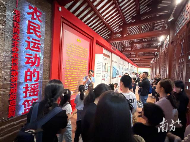 观众正在农讲所纪念馆听专家导赏 