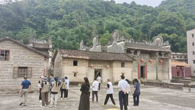 省级验收组现场核查观音岩摩崖石刻、万岁桥、老地湾古建筑等英德市文物。